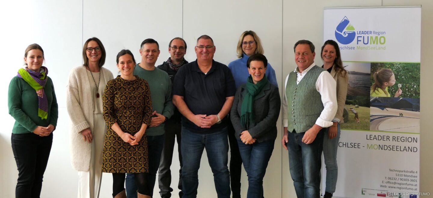 FUMO Vorstand und Projektauswahlgremium Dezember 2022   v. l. n. r.: Elisabeth Schlemper, Kristina Sommerauer, Julia Soriat-Castrillón, Bgm. Günther Pfarl, Thomas Ebner, Thomas Winterer, Elisabeth Schwarzl, Bgm. Elisabeth Höllwarth-Kaiser, Bgm. Thomas Ließ, Stefanie Mayrhauser