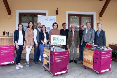 Quellen: Projektpräsentation mit Bundesministerin Elisabeth Köstinger im Rahmen der Dialogtour: Meine Region – Heimat. Zukunft. Lebensraum © GuteIdee Die beiden Projektverantwortlichen Julia Soriat-Castrillón (LEADER Region FUMO) und Michaela Ellmauer (Technologiezentrum Mondseeland) © LEADER Region FUMO