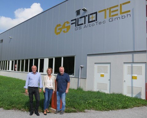 GF der GS Altotec in Koppl, Bernhard Itzlinger (links), setzt neben einer optimierten Abwärmenutzung, Effizienzsteigerung bei Hochöfen, Druckluft und Versorgung auf eine möglichst hohe Abdeckung des Jahresstrombedarfs durch eine betriebseigene Photovoltaik-Anlage. Außerdem im Bild: GF umwelt service salzburg, Sabine Wolfsgruber, und Energieberater Jürgen Rauter-Daghofer.  (copyright umwelt service salzburg)
