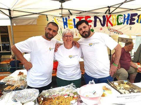 Integration über den Gaumen – Weltenküche beim Dorffest in Zell am Moos